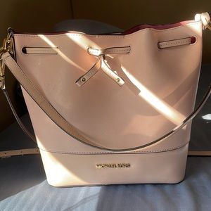 I am selling a Michael Kors blush pink satchel bag.
